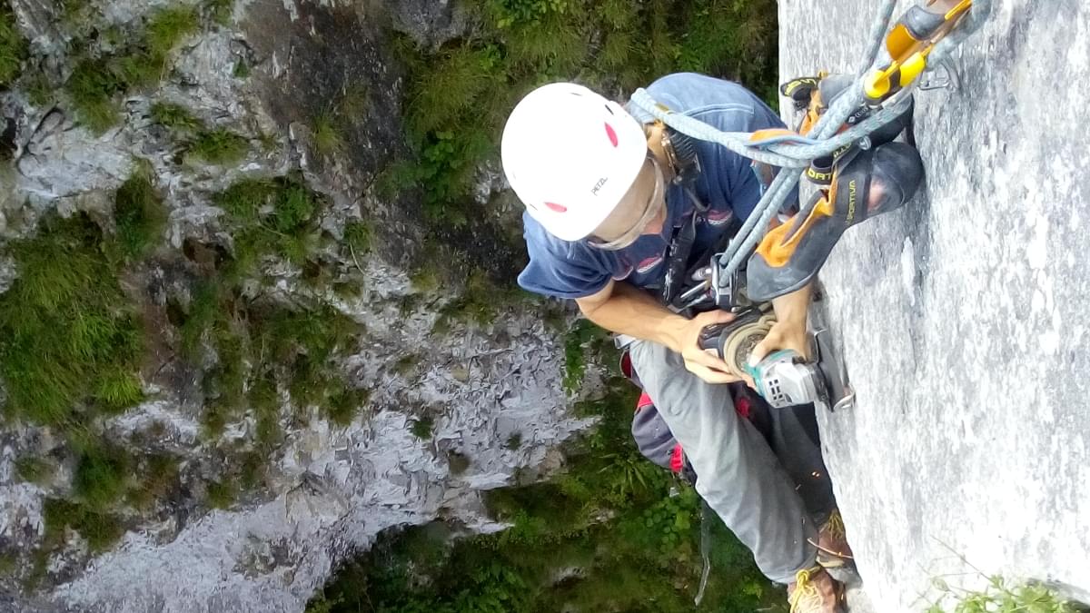 Docteur Vertical - Placement d'un piton en falaise